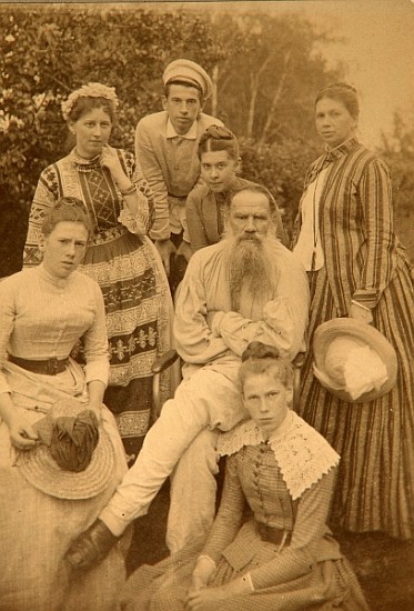 The author Leo Tolstoy with his family in Yasnaya Polyana de Count Semyon Semyonovich Abamelek-Lazarev