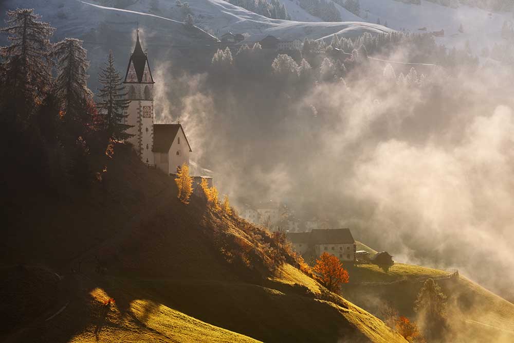 Morning in alpine valley de Daniel