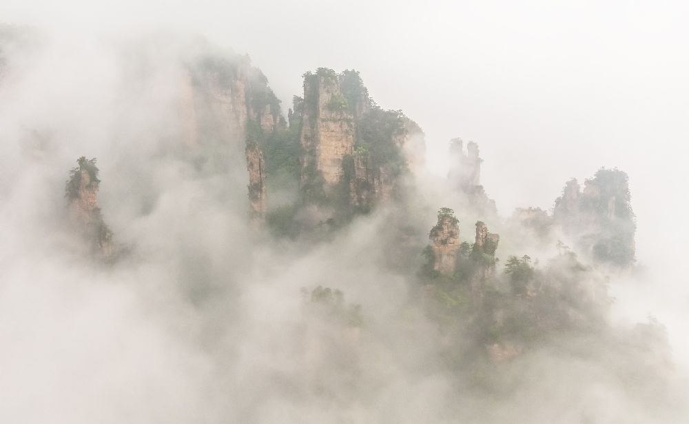 The Foggy Peaks de David Hua