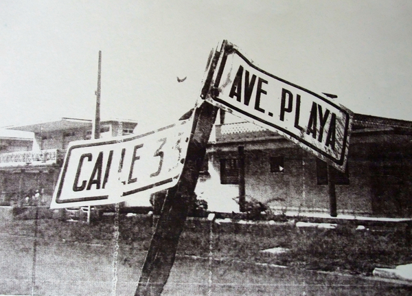 Black and white street sign de David Studwell