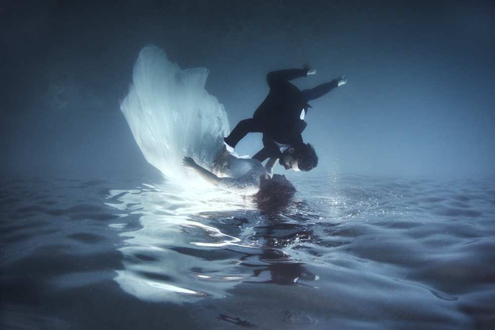 Underwater trash the dress de Davide Lopresti