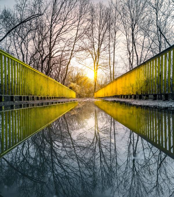 Spiegelung auf einer Brücke de Dennis Wetzel