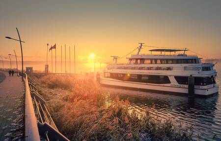 Sonnenaufgang am Markkleeberger See mit dem Schiff Störmthal