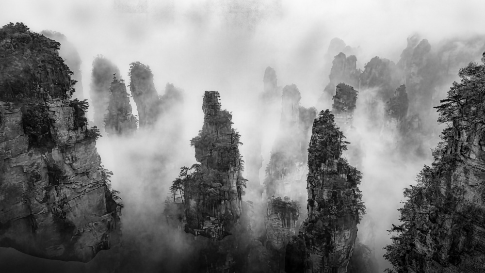 Mountain peaks towering into the sky de Dennis Zhang