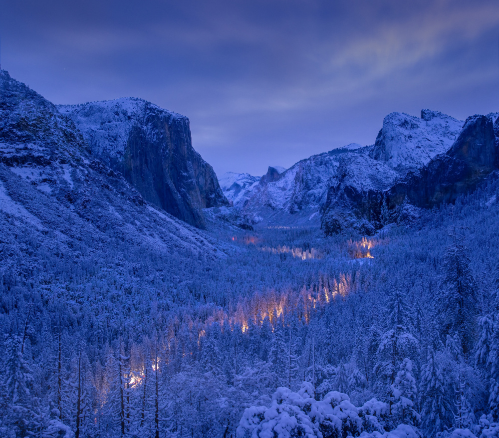 Traffic in Yosemite Valley during blue hour de Dianne Mao