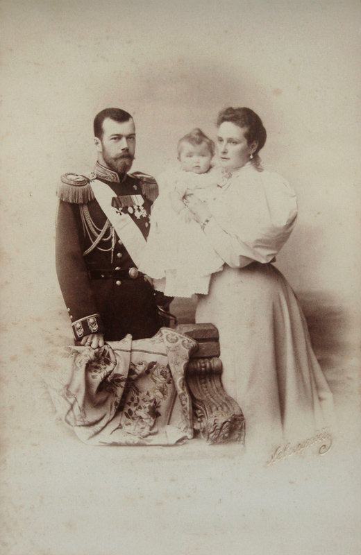 Portrait of Nicholas II of Russia with Alexandra Fyodorovna and Daughter Olga de Dimitrij Grigorjewitsch Lewizkij