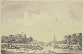 Kanalansicht, im Hintergrunde eine Stadt mit Turm und Brücke, links bei einer Tonne zwei stehende He