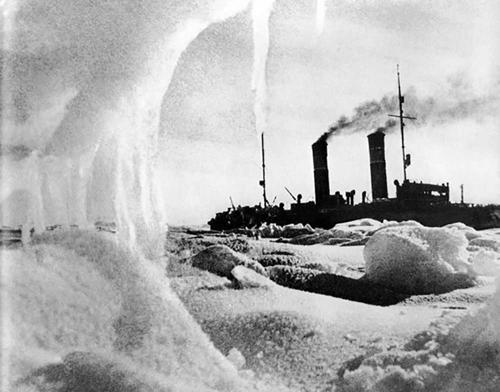 Icebreaker Krasin among ice floes of the Arctic Ocean de Dmitri Georgiewitsch Debabow