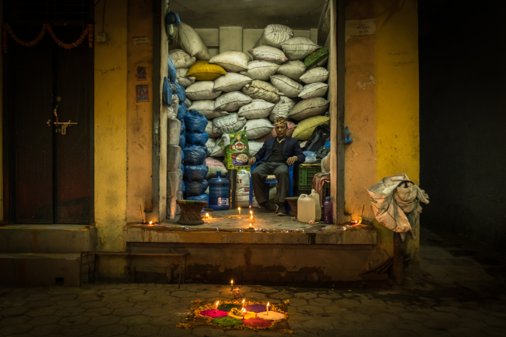 The Rice sacks shop - Night at the narrow streets of Kathmandu de Doron Margulies