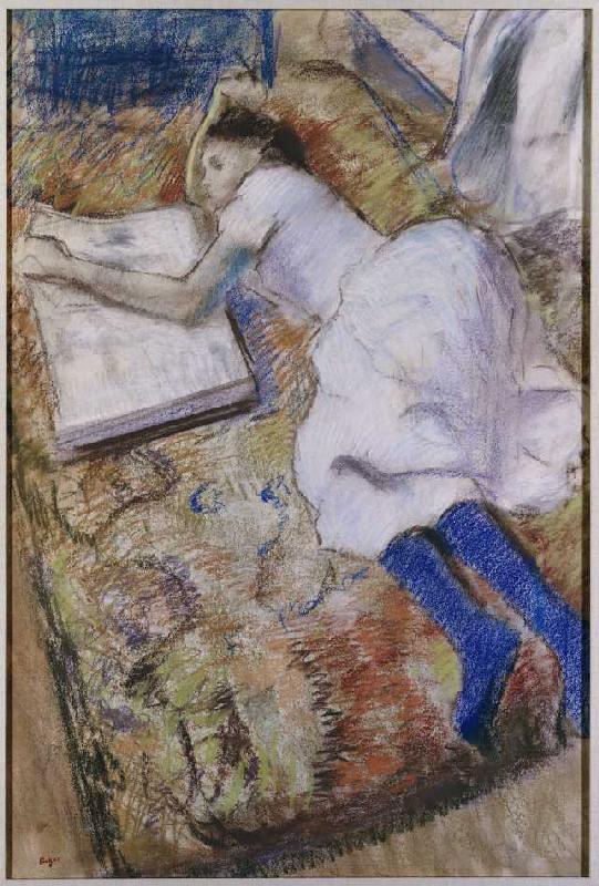 Ein liegendes junges Mädchen, ein Album ansehend de Edgar Degas