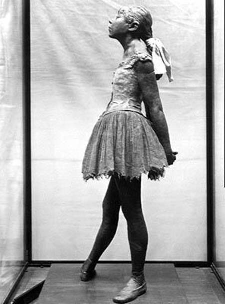 Little Dancer, Aged 14 (polychrome bronze, muslin, satin and wood base) de Edgar Degas