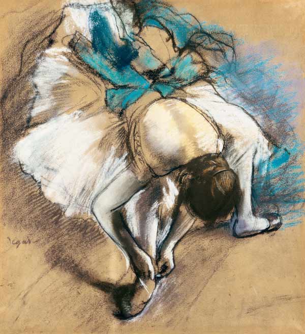 Dancer when lacing the ballet shoes up de Edgar Degas