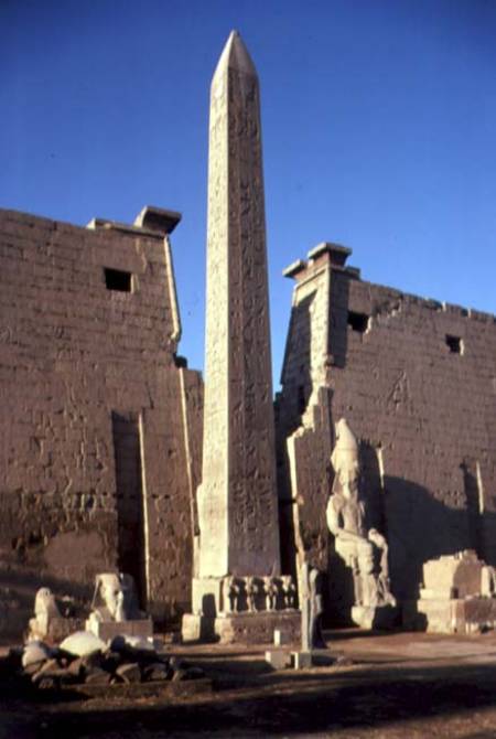 Centre of the facade with the obelisk and a statue of Ramesses II (1298-32 BC) New Kingdom (photo) de Egyptian