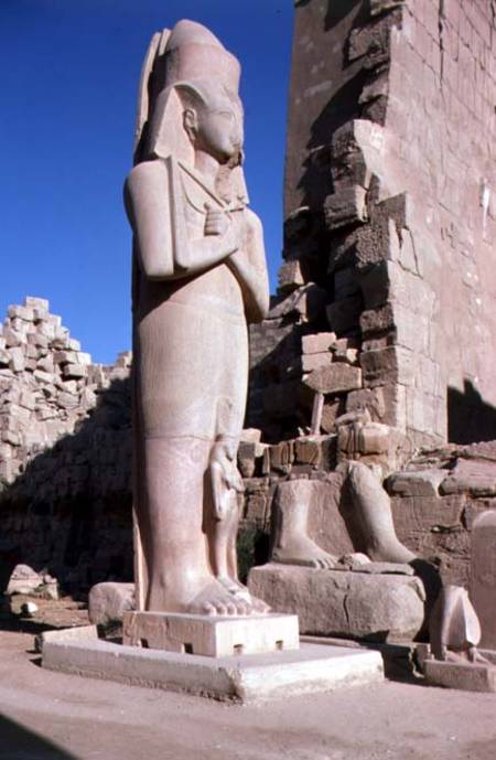 Colossal statue of Ramesses II (1279-1213 BC) in the Great Temple of Amun, New Kingdom de Egyptian