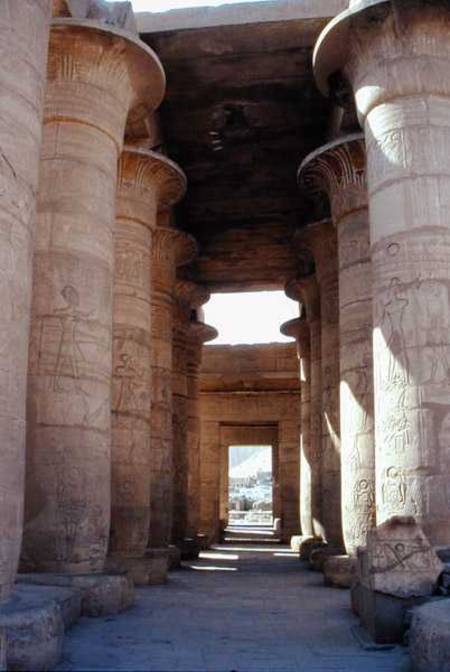 Columns with papyrus shafts and lotus capitals in the Great Hypostyle Hall, New Kingdom de Egyptian