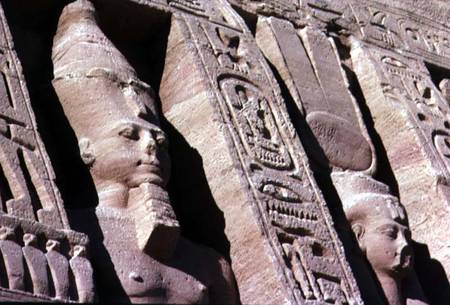 Heads of Ramesses II (1279-1213) and Hathor/Nefertari on the Facade of the Temple of Queen Nefertari de Egyptian