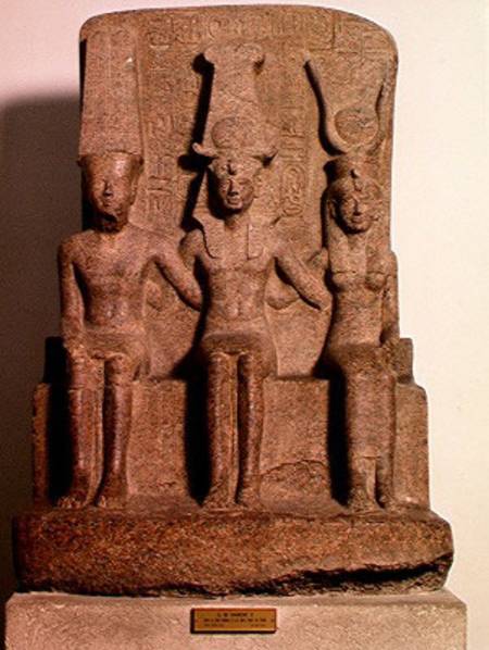 Ramesses II (1304-1237 BC) seated between Amun and Mut, from Karnak, New Kingdom de Egyptian