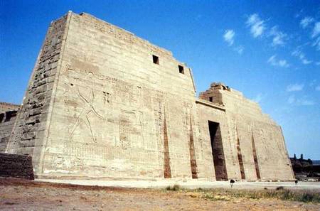 View of the First Pylon of the Mortuary Temple of Ramesses III (c.1184-1153 BC) New Kingdom (photo) de Egyptian