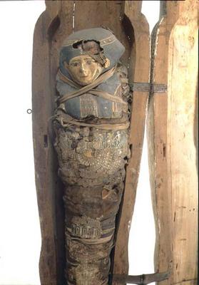 Sarcophagus and mummified body of Psametik I (664-610 BC) Late Period de Egyptian 26th Dynasty