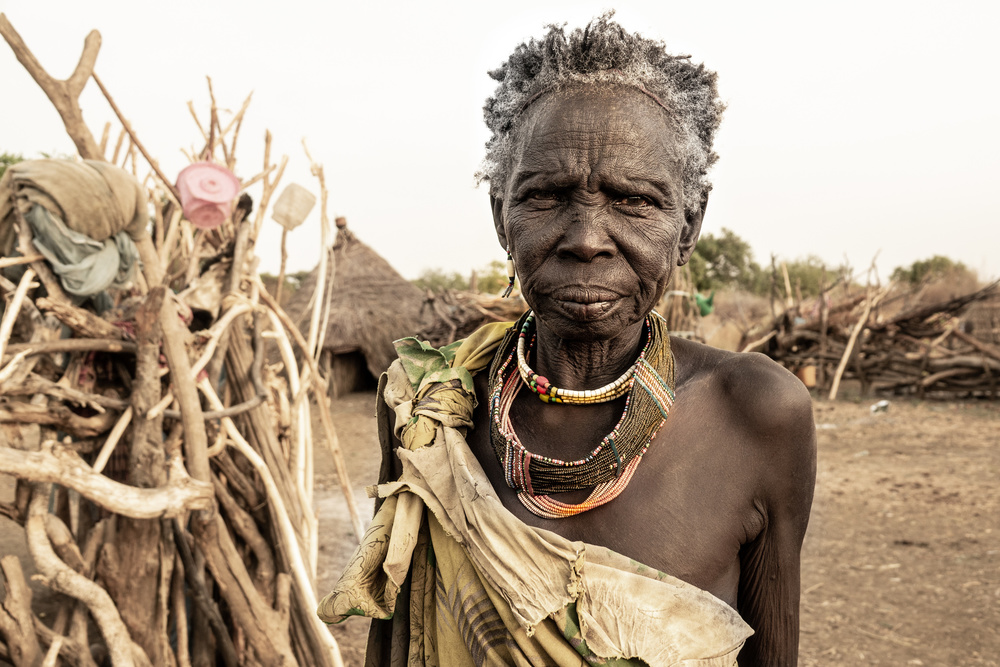 elder woman at a Toposa village de Elena Molina