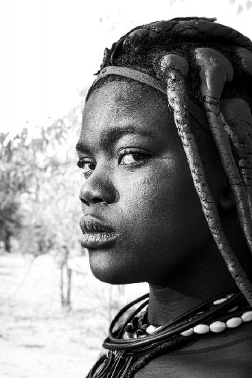 Mutwa girl, southern Angola (b&amp;w)