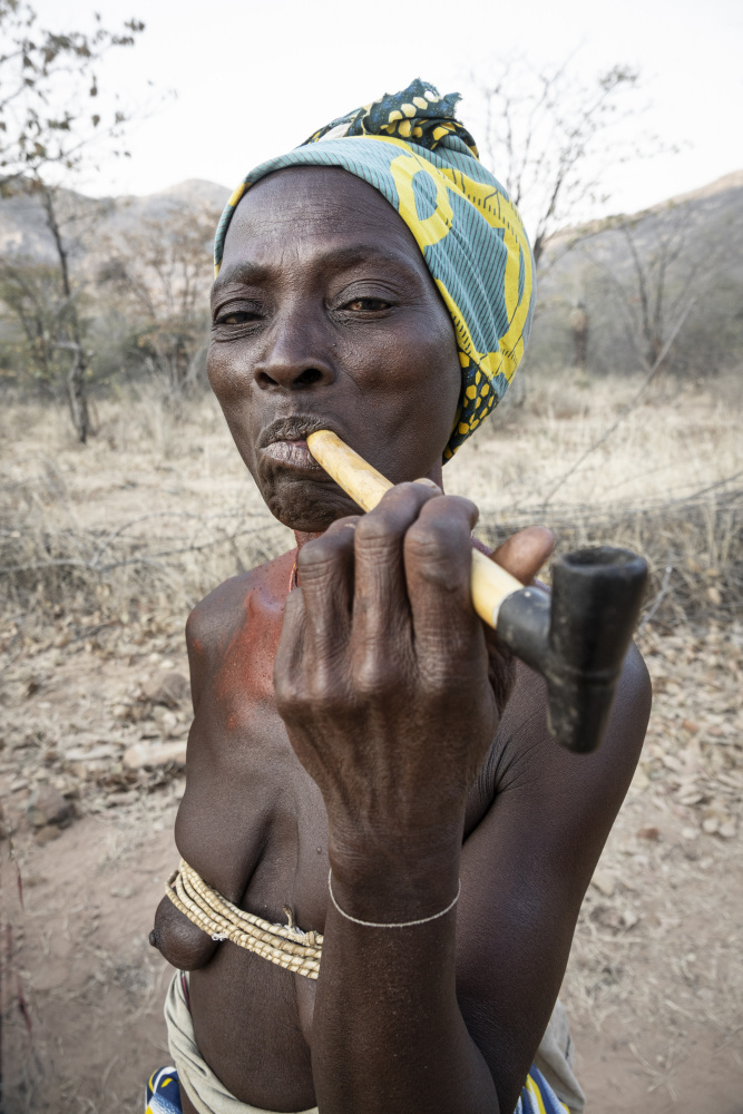 Mucubal elder, southern Angola de Elena Molina