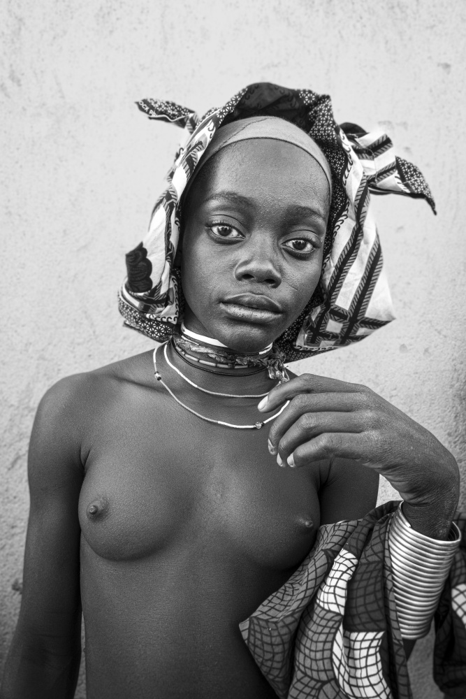 Mucubal teenager at Virei, southern Angola de Elena Molina