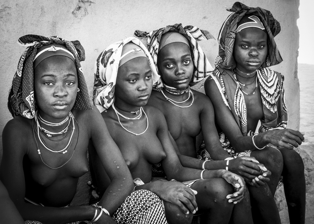 Mucubal girls at Virei, southern Angola (bnw) de Elena Molina