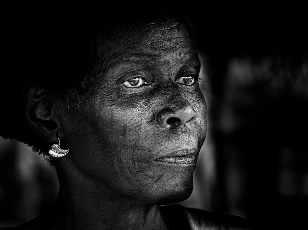 scarified woman at a small village, Benin (bnw)-00914 de Elena Molina