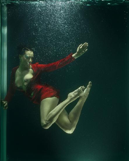underwater artistic portrait shooting