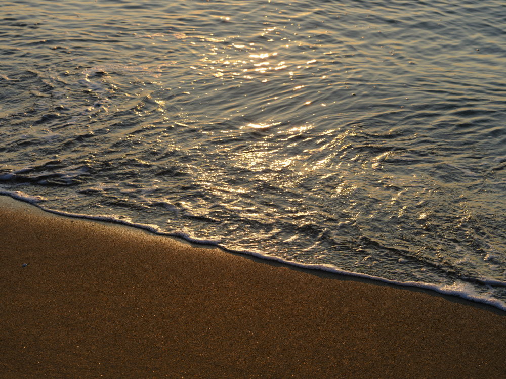 sea waves on the beach at sunset de engin akyurt