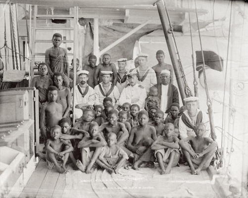33 captured slaves on board a ship (albumen print) de English School