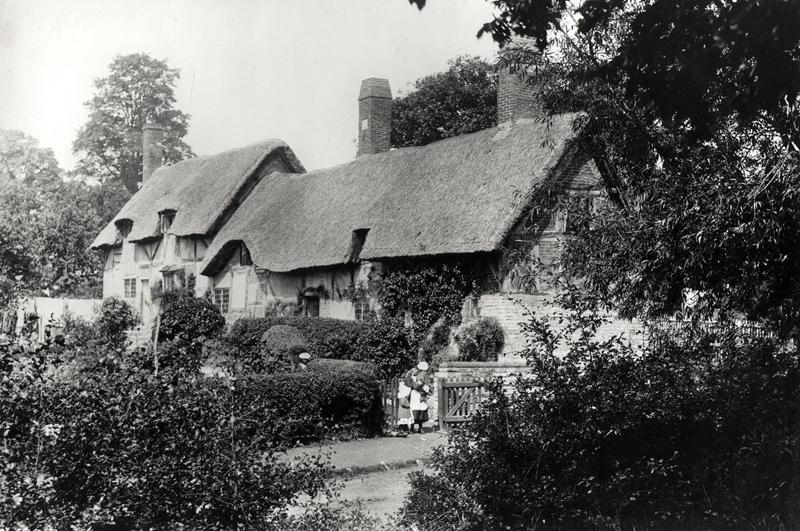 Anne Hathaway''s cottage (b/w photo)  de English School