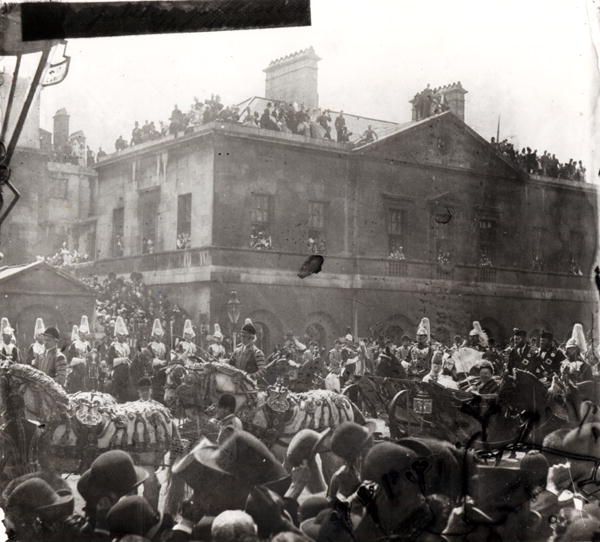 Jubilee Procession in Whitehall, 1887 (b/w photo)  de English School