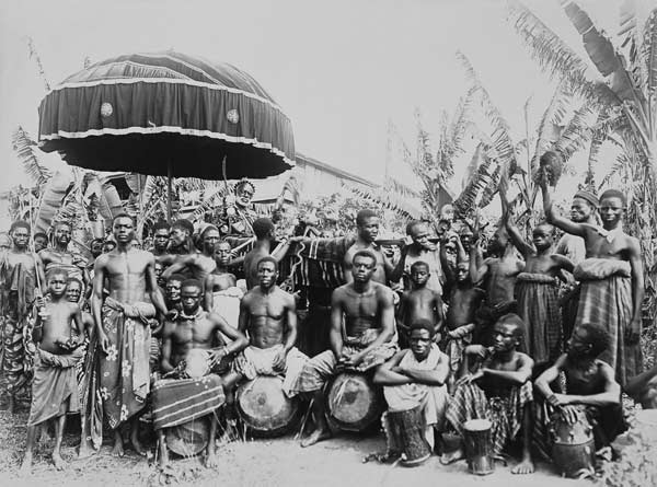 Ashantee King Carried by Slaves under State Umbrella Surrounded by Followers, c.1890 (b/w photo) de English School, (19th century)
