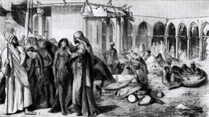 In the Slave-Market at Khartoum (engraving) (b/w photo) de English School, (19th century)
