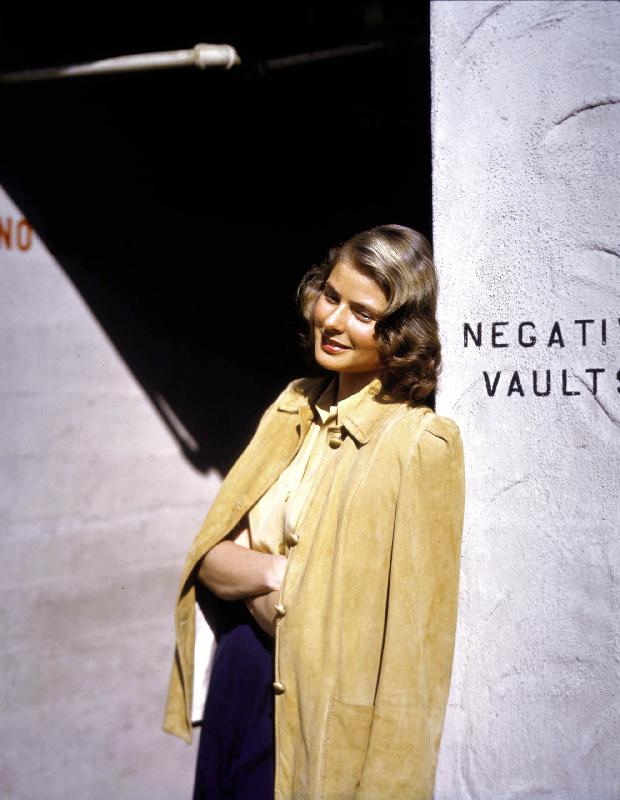 Actress Ingrid Bergman a jacket on the shoulders de English Photographer, (20th century)