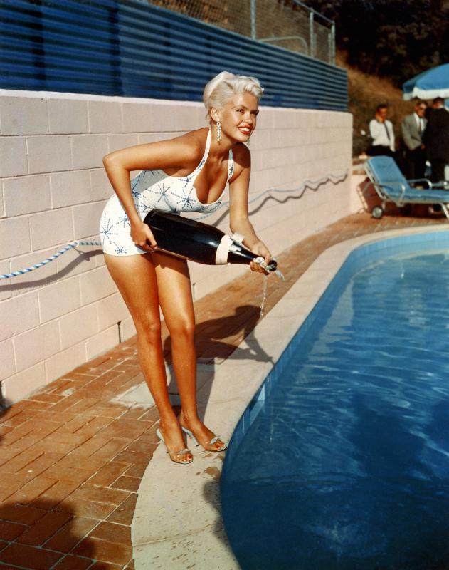 American Actress Jayne Mansfield with a bottle of champagne, near a swimming pool de English Photographer, (20th century)