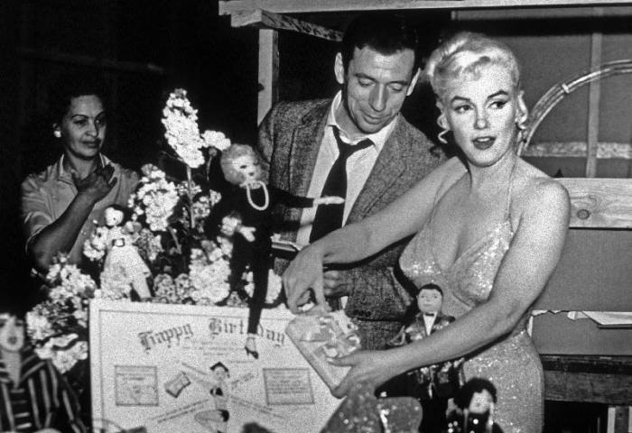 French Actor Yves Montand, American Actress Marilyn Monroe and a birthday cake. de English Photographer, (20th century)