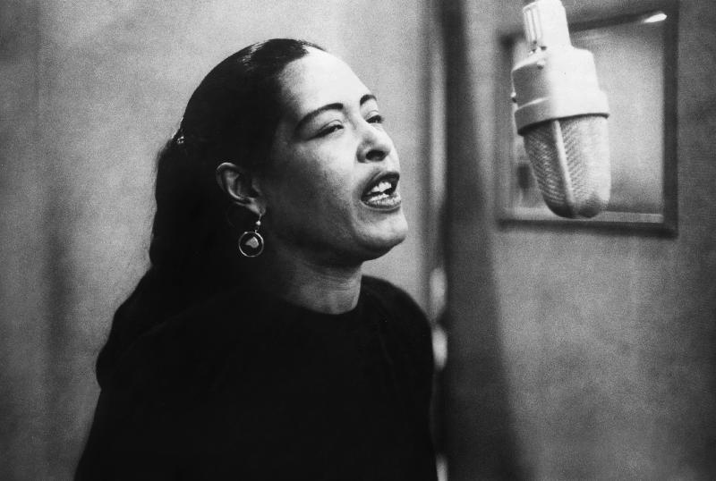 Jazz and blues Singer Billie Holiday during recording session de English Photographer, (20th century)