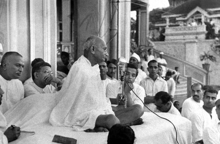 Mahatma Mohandas Karamchand Gandhi Indian politician and nationalist leader, here during a speech in de English Photographer, (20th century)