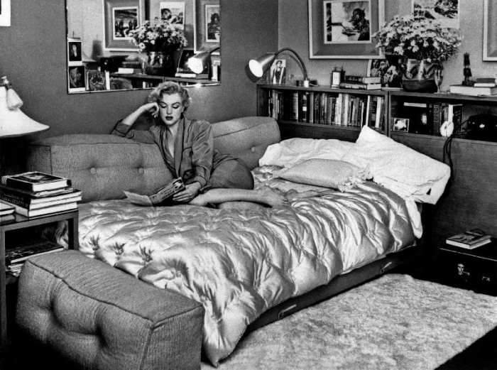 Marilyn Monroe at home in Hollywood de English Photographer, (20th century)