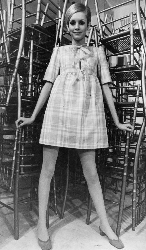 Twiggy wearing dolly dress with pink ribbons de English Photographer, (20th century)