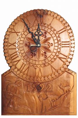 Aus Holz geschnitzte Uhr de Ervin Monn