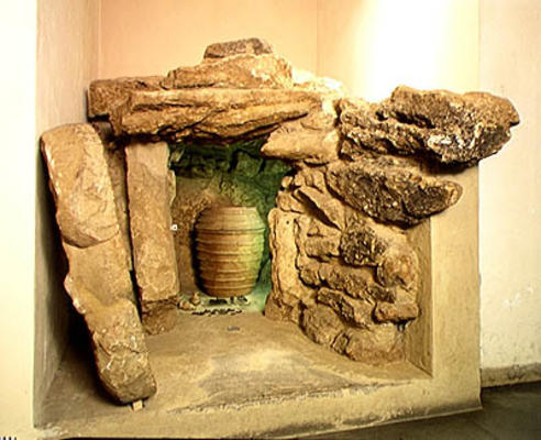 Reconstruction of an Etruscan tomb with an urn (stone) de Etruscan