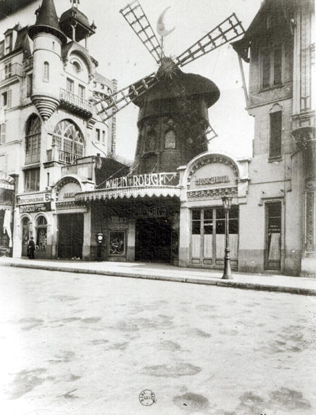 The Moulin Rouge in Paris, 1921 (b/w photo)  de Eugene Atget