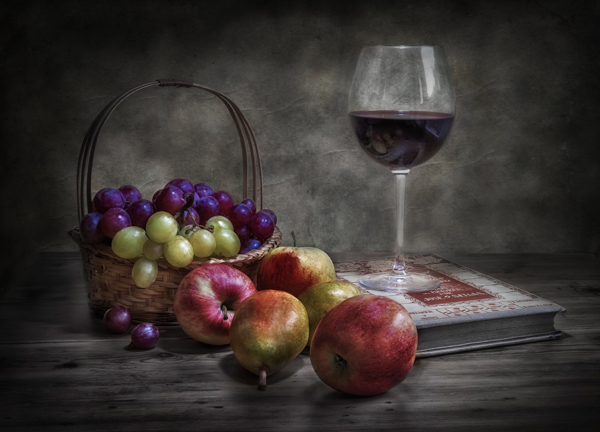 Wine, fruit and reading. de Fran Osuna