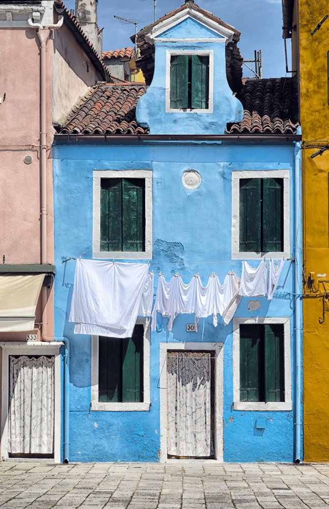 Clothes hanging in Burano, island of Venice de Francesca Ferrari