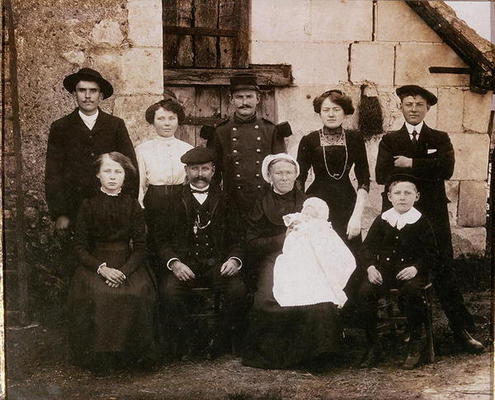 Peasant family of the Sarthe area at a baptism, late 19th century (photo) de French Photographer, (19th century)