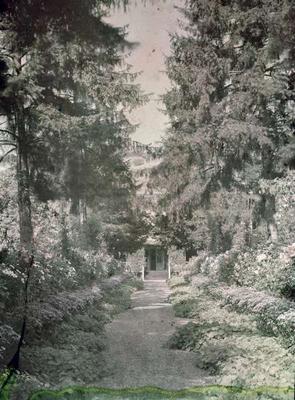 Path in Monet's Garden at Giverny, early 1920s (photo) de French Photographer, (20th century)